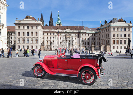 Roten Oldtimer Sightseeing, Hradschin-Platz, Burg Hradschin und St. Vitus Kathedrale, der UNESCO, Prag, Tschechische Republik Stockfoto