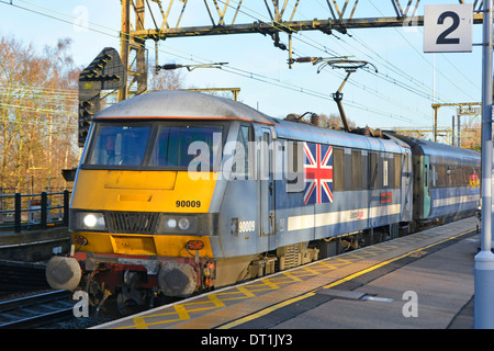 Größere Anglia intercity Zug Lok Klasse 90 90009 "Diamond Jubilee" auf der Durchreise nicht stoppen-Station (Gesicht verdeckt) Stockfoto