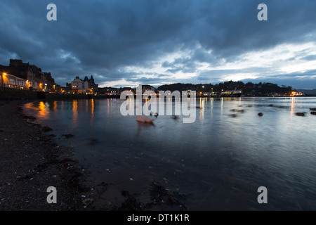 Stadt von Oban, Schottland. Oban Hafen und Promenade mit den Caledonian MacBrayne Fähre Isle of Mull im Hintergrund. Stockfoto