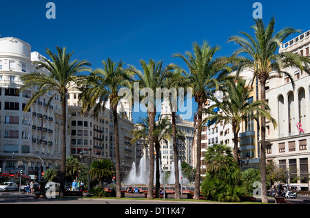 Palmen, Hochhäusern und einem Brunnen in der Plaza del Ayuntamiento in Valencia, Valenciana, Spanien, Europa Stockfoto