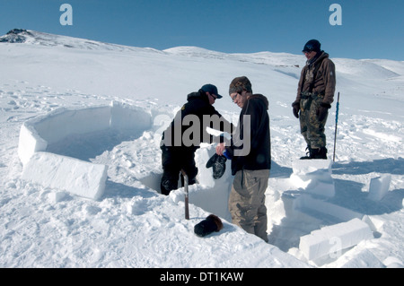 Inuit elder lehrt Iglu-Bau, junge Männer aus der Gemeinde Pond Inlet, Nunavut, Kanada, Nordamerika Stockfoto