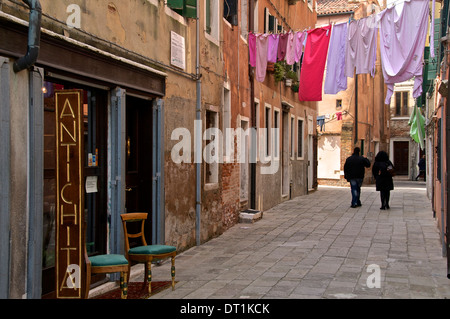 Auf der anderen Straßenseite, Wäscheleinen, Castello Viertel, Venedig, UNESCO-Weltkulturerbe, Veneto, Italien, Europa Stockfoto