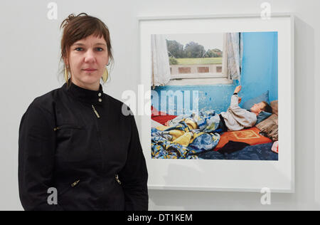 Hamburg, Deutschland. 6. Februar 2014. Stephanie Steinkopf stellt weiter auf ein Foto aus ihrer Serie "Manhattan" im Rahmen einer Pressekonferenz für die Ausstellung "Gute Aussichten - junge deutsche Fotografie 2013/2014" im Haus der Photographie in Hamburg, Deutschland, 6. Februar 2014. Die Ausstellung zeigt die Gewinner von Deutschlands wichtigsten Wettbewerb für junge Fotografen und vom 07 Februar bis zum 23. März 2014 läuft. Foto: GEORG WENDT/Dpa/Alamy Live News Stockfoto