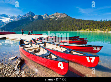 Roten Kanus am Lake Louise, Banff Nationalpark, UNESCO-Weltkulturerbe, Alberta, The Rocky Mountains, Kanada, Nordamerika Stockfoto