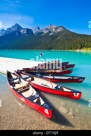 Roten Kanus am Lake Louise, Banff Nationalpark, UNESCO-Weltkulturerbe, Alberta, The Rocky Mountains, Kanada, Nordamerika Stockfoto