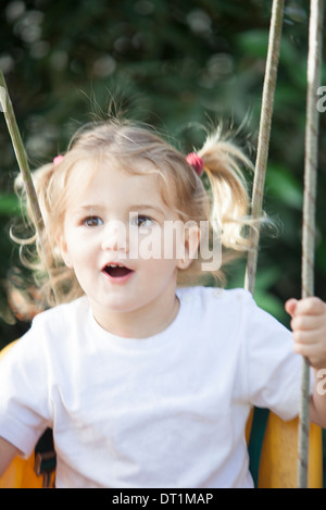 Kleines Mädchen auf Schaukel Stockfoto