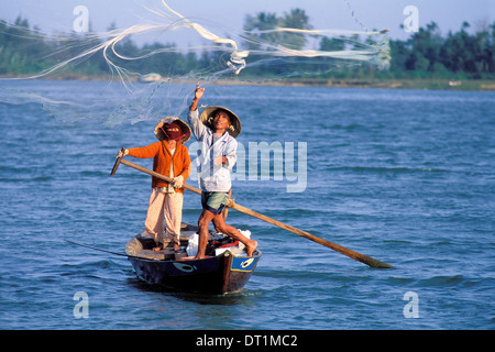 Fischer casting Net, Hoi Han, Vietnam, Indochina, Südostasien, Asien Stockfoto