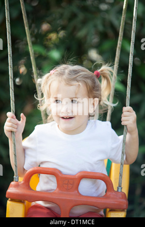 Kleines Mädchen auf Schaukel Stockfoto