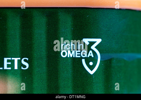 Reich an Omega-3-Symbol auf eine Dose mit John West gedämpfte Makrelen Filets Stockfoto