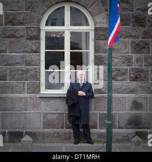 Verdeckte Sicherheit vor dem Parlamentsgebäude während 17. Juni Islands Unabhängigkeitstag, Reykjavik, Island Stockfoto