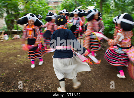 Langes Horn Miao-Mädchen in traditionellen Kostümen feiern Blume Tanzfestival, Longjia Dorf, Provinz Guizhou, China, Asien Stockfoto