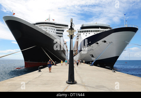 Queen Mary 2 und Celebrity Constellation festgemacht nebeneinander in St. Kitts, Jungferninseln. Stockfoto