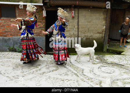 Miao-Mädchen in Tracht und silbernen Kopfschmuck, Rock Miao, Xijiang Dorf, Provinz Guizhou, China, Asien Stockfoto