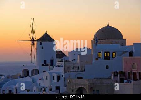 Die historischen weißen gewaschen Häuser, Windmühlen und gewölbte Kirche von Oia Stadt auf Santorini Insel Stockfoto