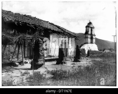Eine allgemeine Ansicht der Mission Asistencia von San Antonio in Pala, Kalifornien, mit der Kapelle und dem Glockenturm aus dem Norden, aufgenommen um 1903. Stockfoto