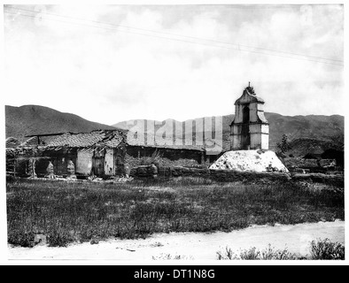 Eine allgemeine Ansicht der Mission Asistencia von San Antonio in Pala, Kalifornien, fotografiert um 1903, zeigt den Haupteingang und den Glockenturm. Stockfoto