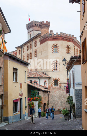 Straßenszene in Barolo Dorf, Langhe, Cuneo Bezirk, Piemont, Italien, Europa Stockfoto