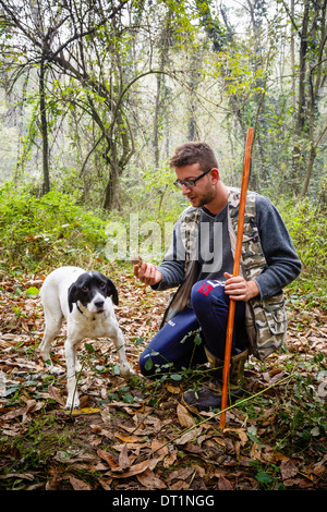 Trüffeljäger mit seinem Hund, Langhe, Angebot, Piemont, Italien, Europa Stockfoto