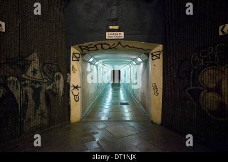 Graffiti bedeckt Unterführung in einem urbanen Zentrum Stockfoto