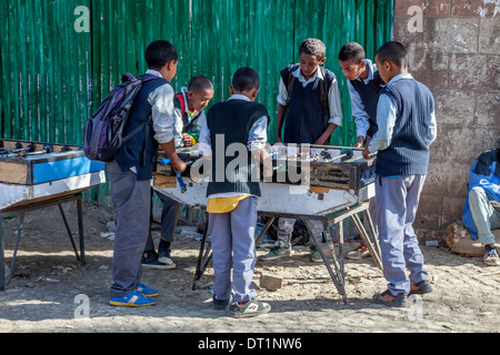 Äthiopische Schuljungen spielen Tischfußball auf der Straße, Addis Ababa, Äthiopien Stockfoto