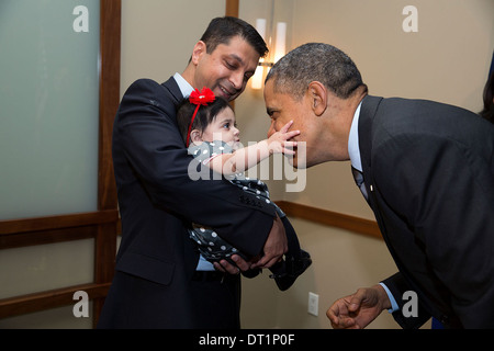 US-Präsident Barack Obama mit einem Baby 26. November 2013 in Beverly Hills, Kalifornien spielt. Stockfoto