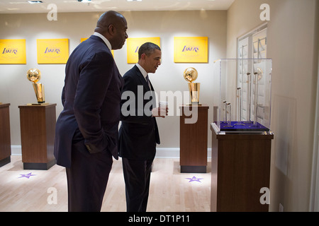 US-Präsident Barack Obama sieht den Trophäenraum Zuhause Basketball-Legende Magic Johnson 25. November 2013 in Beverly Hills, Kalifornien. Stockfoto