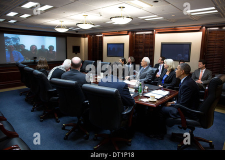 US-Präsident Barack Obama in einer Videokonferenz mit Peace Corps Freiwilligen mit Sitz in Tansania, in den Situation Room des weißen Hauses 22. November 2013 in Washington, DC beteiligt ist. Stockfoto