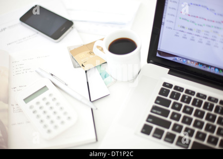 Kreditkarten, die Ruhe in der Nähe von Laptop-Computer im Büro zu Hause Stockfoto