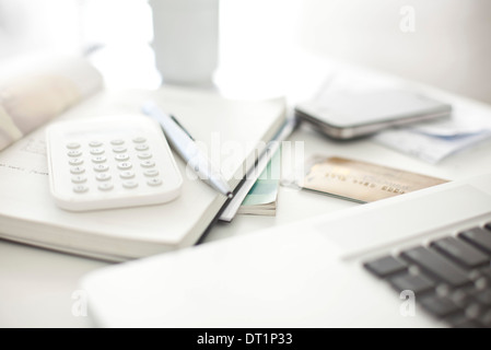 Kreditkarten und ruht in der Nähe von Laptop-Computer im home-Office-Rechner Stockfoto