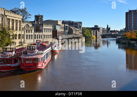 Sportboote auf den Fluss Ouse vor der Guildhall, York, Yorkshire, England, Vereinigtes Königreich, Europa Stockfoto