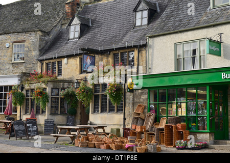 Gastwirtschaft und Shop, High Street, Burford, Cotswolds, Oxfordshire, England, Vereinigtes Königreich, Europa Stockfoto