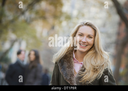 Gruppe zu Fuß im Stadtpark Frau vor Stockfoto