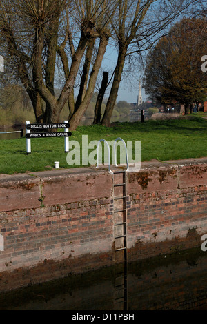 Diglis Bottom Lock in Worcester am Einbindung & Birmingham Kanal der hinunter zum Fluss Severn im Hintergrund zu sehen Stockfoto