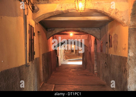 Rue Obscure (Dark Passage) Datring aus dem 13. Jahrhundert, Villefranche Sur Mer, Côte d ' Azur, Côte d ' Azur, Provence, Frankreich Stockfoto