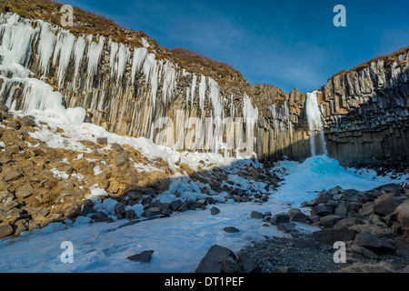 Svartifoss (Black Falls) im Winter, Skaftafell, Vatnajökull-Nationalpark, Island Svartifoss ist umgeben von Basaltsäulen. Stockfoto