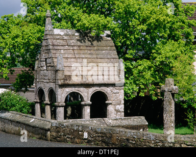 Gut Haus St Cleer C15th Granit und Baptisterium und angrenzenden lateinisches Kreuz mit geschnitzten Kreuzigung, Bodmin Moor, Cornwall, UK. Stockfoto