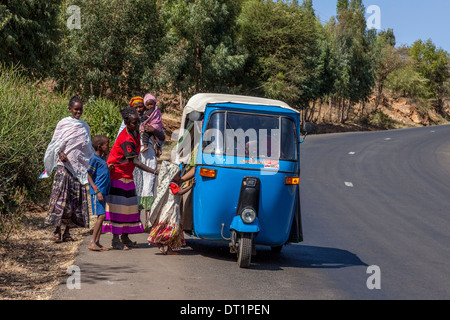 Ein Bajaj Taxi Passagiere, Karat Konso, Äthiopien Stockfoto