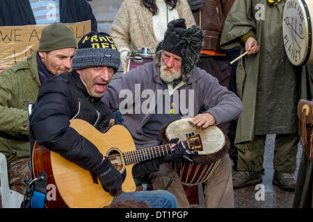 Barton Moss, Salford, Manchester, UK. 6. Februar 2014. Anti-Fracking Demonstranten Schloss in Barton Moss, Salford, stören die Lastwagen, die Eingabe der iGas Website Credit: Steven Purcell/Alamy Live News Stockfoto