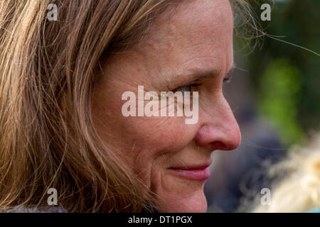 Barton Moss, Salford, Manchester, UK. 6. Februar 2014. Anti-Fracking Demonstranten Schloss in Barton Moss, Salford, stören die Lastwagen, die Eingabe der iGas Website Credit: Steven Purcell/Alamy Live News Stockfoto