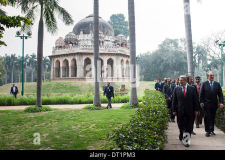 Neu-Delhi, Indien. 6. Februar 2014. HANDOUT - Bundespräsident Joachim Gauck (2.-R) macht einen Spaziergang in der Lodi-Gärten in Neu-Delhi, Indien, 6. Februar 2014. Foto: Bundesregierung / Guido Bergmann/Dpa (Achtung: für redaktionelle Verwendung nur IN Kohärenz mit der aktuellen Berichterstattung und nur mit Benennung: "Foto: Bundesregierung/Guido Bergmann/Dpa") / Dpa/Alamy Live News Stockfoto