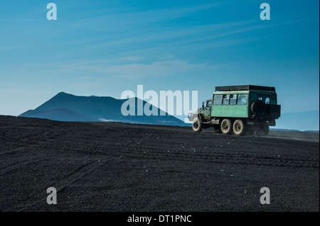 Russische Lkw fährt durch das Lavafeld Sand der Tolbachik Vulkan, Kamtschatka, Russland, Eurasia Stockfoto