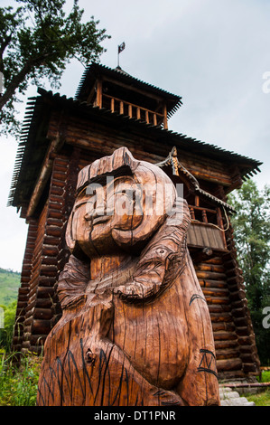 Traditionelle Holzschnitzereien im Musée Ewenen in Esso, Kamtschatka, Russland, Eurasien Stockfoto