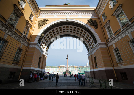 Schlossplatz mit der Alexander-Column vor der Eremitage (Winterpalast), der UNESCO, St. Petersburg, Russland Stockfoto