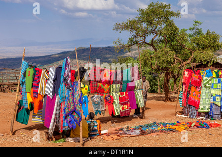 Kleidung zu verkaufen, Fasha Markt, Konso-Region, Äthiopien Stockfoto