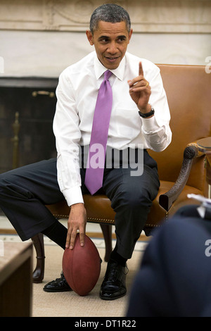 UNS hält Präsident Barack Obama einen Fußball als trifft er sich mit senior Berater im Oval Office des weißen Hauses 11. Dezember 2013 in Washington, DC. Stockfoto