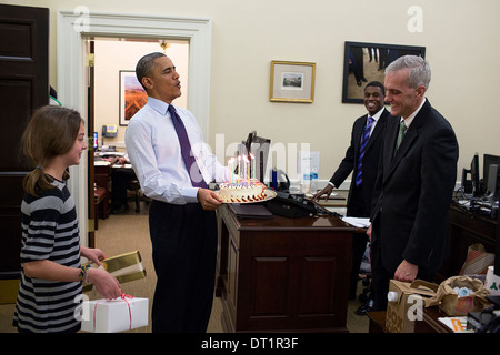 US-Präsident Barack Obama von Stabschef Denis McDonough Tochter begleitet trägt einen Geburtstagskuchen McDonough in der Stabschef Westflügel Büro 2. Dezember 2013 in Washington, DC zu überraschen. Stockfoto