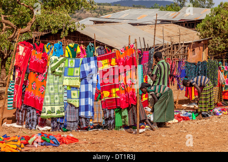 Kleidung zu verkaufen, Fasha Markt, Konso-Region, Äthiopien Stockfoto