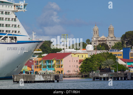 Kreuzfahrtschiff im Hafen, St. Johns, Antigua, Leeward-Inseln, West Indies, Karibik, Mittelamerika Stockfoto