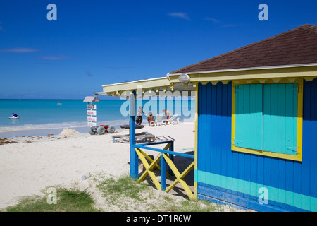 Strand und Strand Hütte, Dickenson Bay, St. Georges, Antigua, Leeward-Inseln, West Indies, Karibik, Mittelamerika Stockfoto