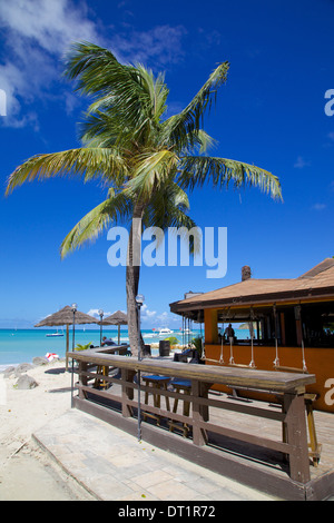 Strand und Beach Bar, Dickenson Bay, St. Georges, Antigua, Leeward-Inseln, West Indies, Karibik, Mittelamerika Stockfoto